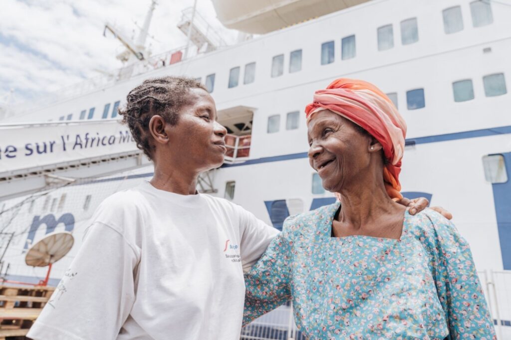 Blind Mother and Daughter Look into Each Others’ Eyes for the First Time in Years