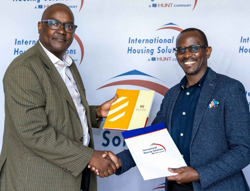 Kioi Wambaa, Managing Director of IHS Kenya and Mi VIDA Chief Executive Officer Samuel Kariuki during the MoU signing ceremony