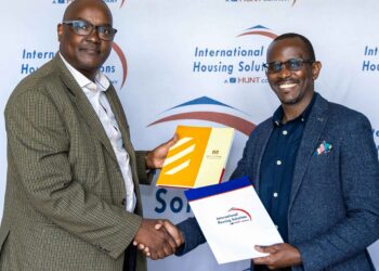 Kioi Wambaa, Managing Director of IHS Kenya and Mi VIDA Chief Executive Officer Samuel Kariuki during the MoU signing ceremony