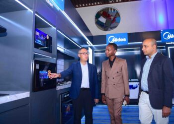 L-R: Bright Yao, General Manager, Midea Africa, engages Jeremy Kireru, Sales Director at White Horse Real Estate, and Rakesh Singh, Managing Director of Opalnet Limited, during the Midea Dealers Conference in Nairobi,