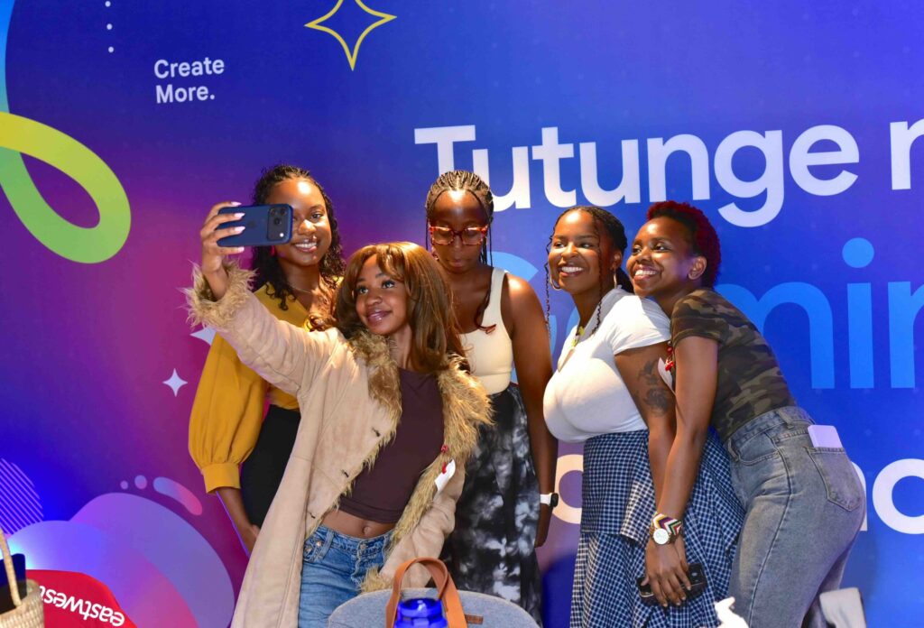 Kenyan content creators posing for a selfie during the Tutunge na Gemini Workshop
