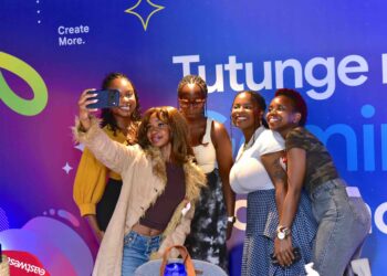 Kenyan content creators posing for a selfie during the Tutunge na Gemini Workshop